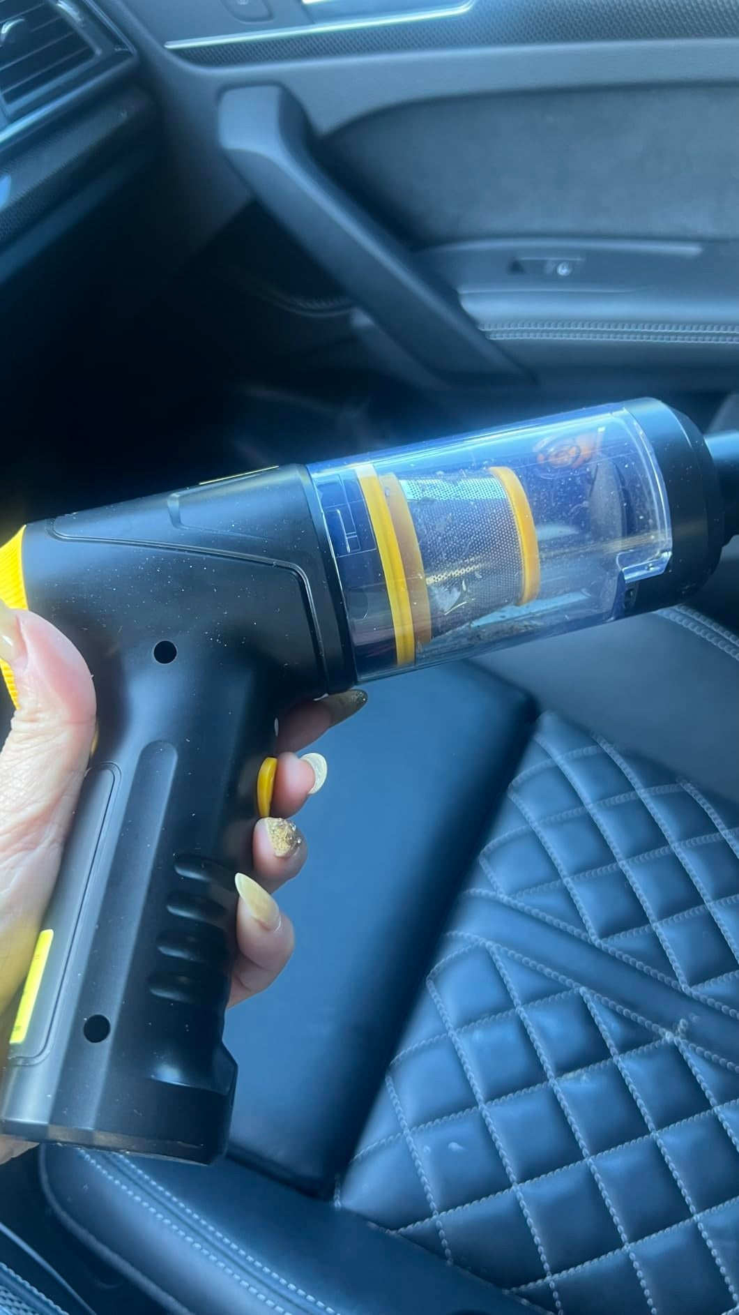 Portable handheld vaccum cleaner